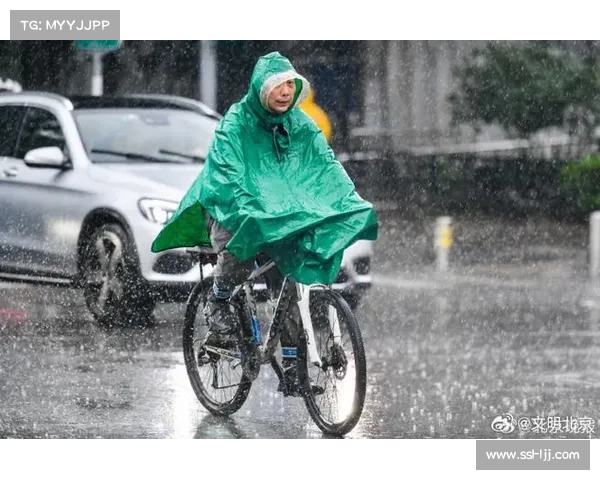 暴雨中的坚持:北京AXIS赛事观众撑伞围观,选手雨中完成高难度动作 暴雨中的坚持:北京AXIS赛事观众撑伞围观,选手雨中完成高难度动作